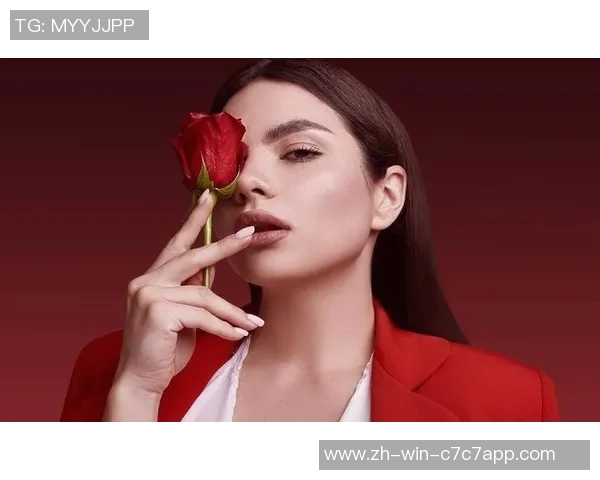 足球纹身女展现个性魅力与热爱运动的完美结合